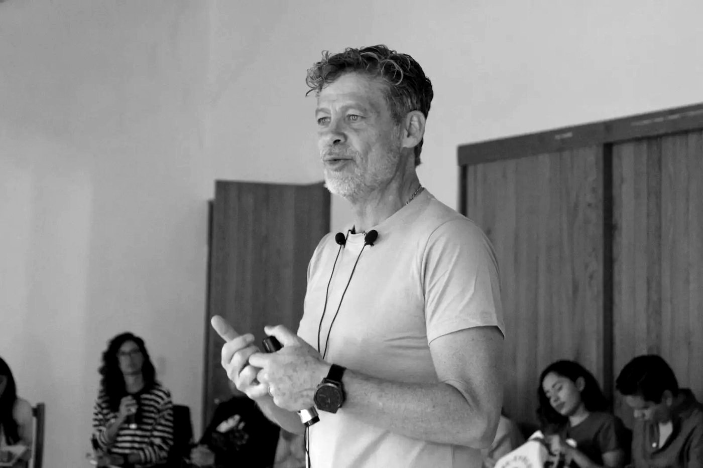 Raúl Romero facilitando uma sessão